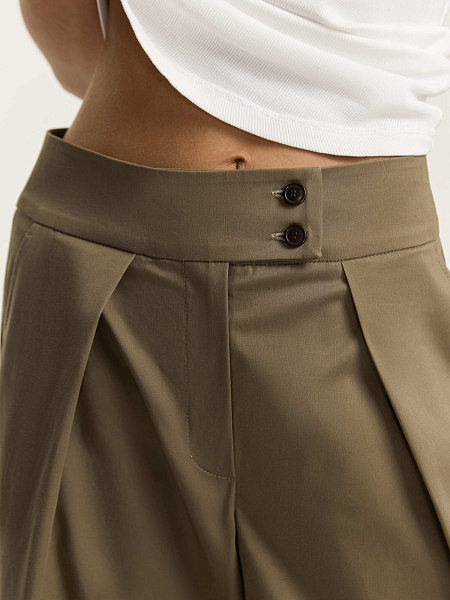 Брюки свободного кроя с защипами