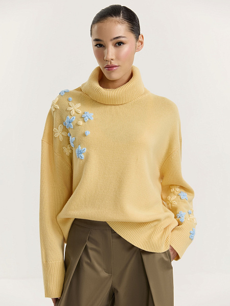 Свитер с вышивкой ручной работы