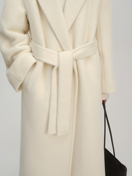 Пальто из альпака с широким рукавом