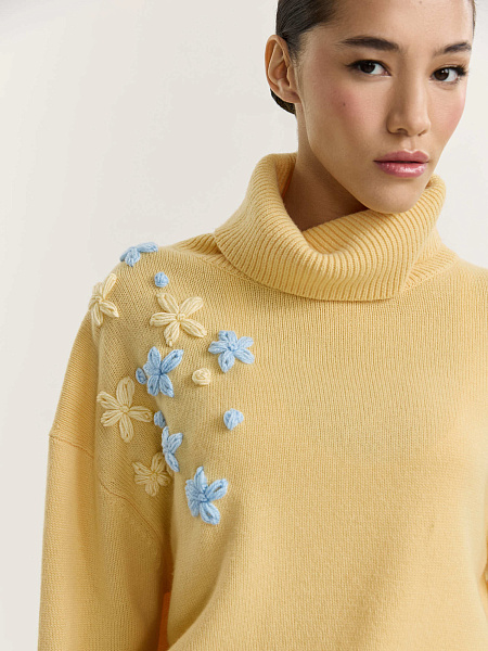 Свитер с вышивкой ручной работы