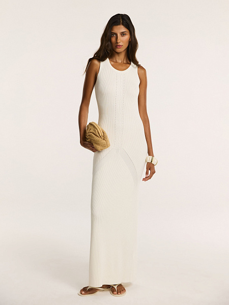Трикотажное платье с фигурными линиями