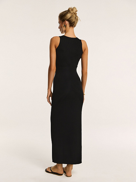 Трикотажное платье с фигурными линиями