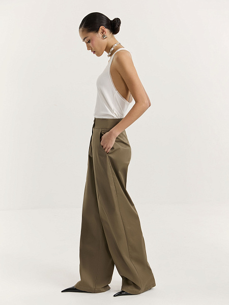 Брюки свободного кроя с защипами