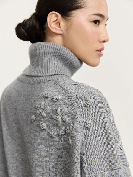 Свитер с вышивкой ручной работы