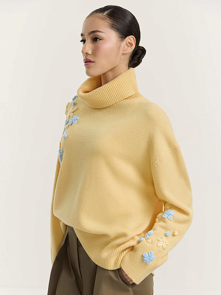 Свитер с вышивкой ручной работы