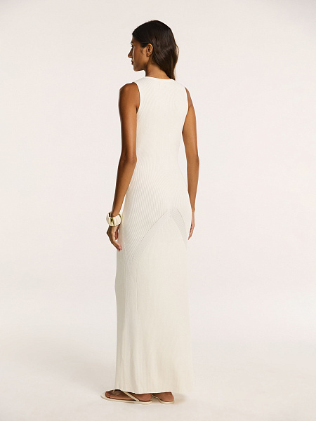 Трикотажное платье с фигурными линиями