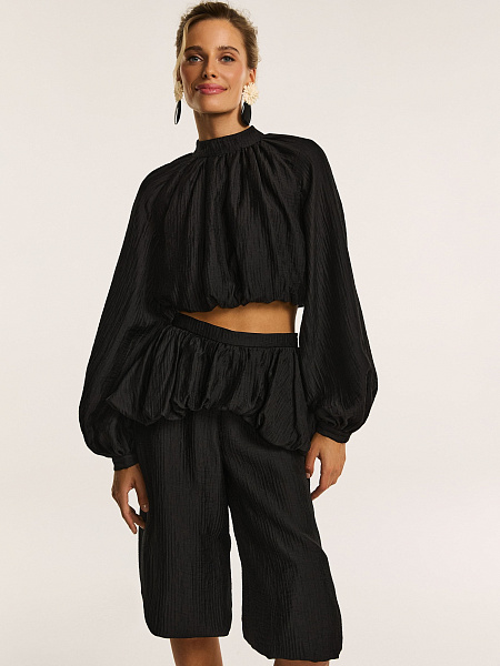 Блуза свободного кроя из фактурной ткани