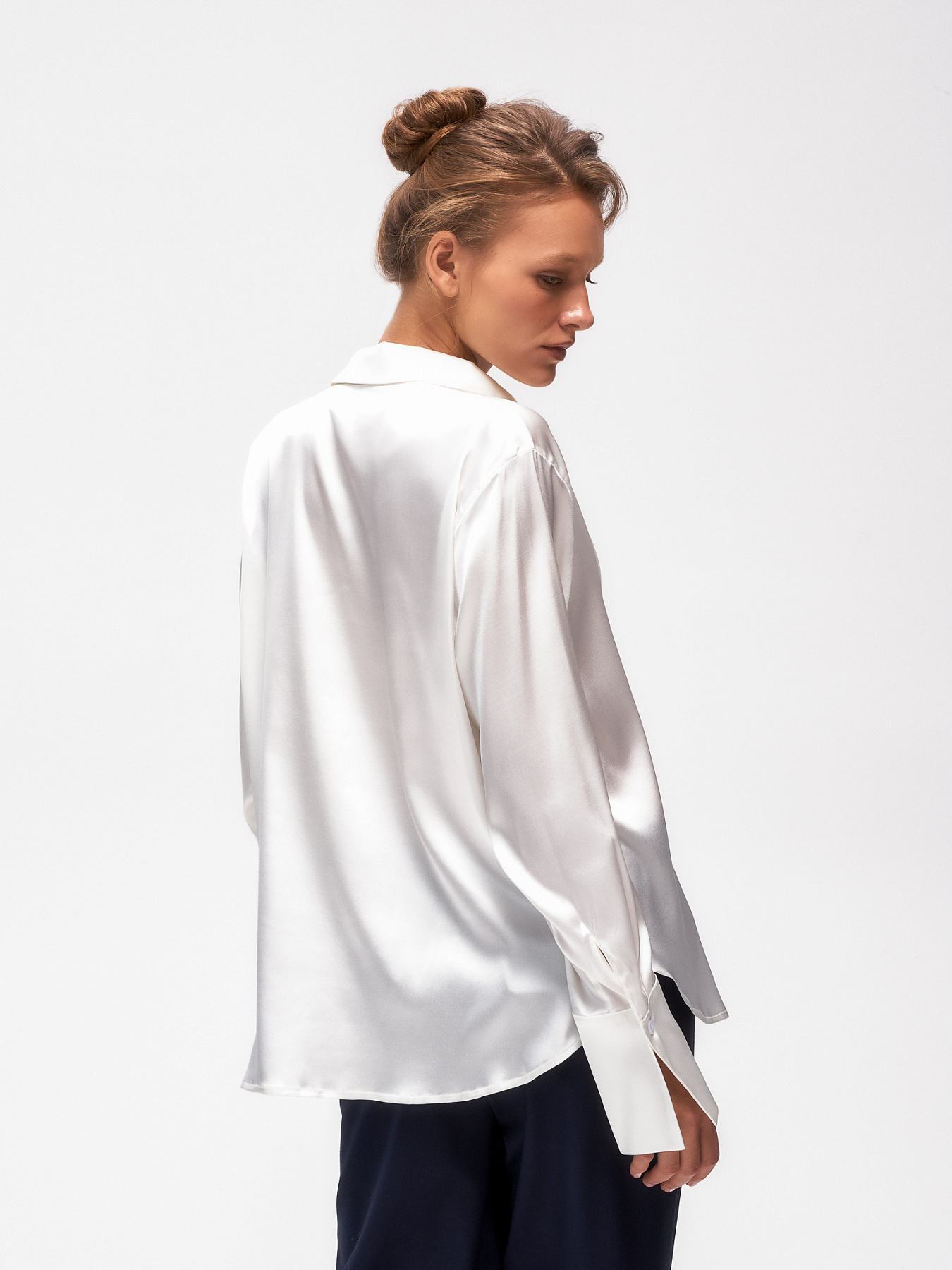 Блуза из шелка с удлиненными манжетами