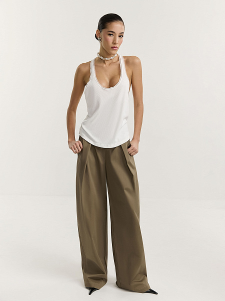 Брюки свободного кроя с защипами