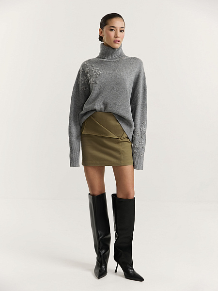 Свитер с вышивкой ручной работы